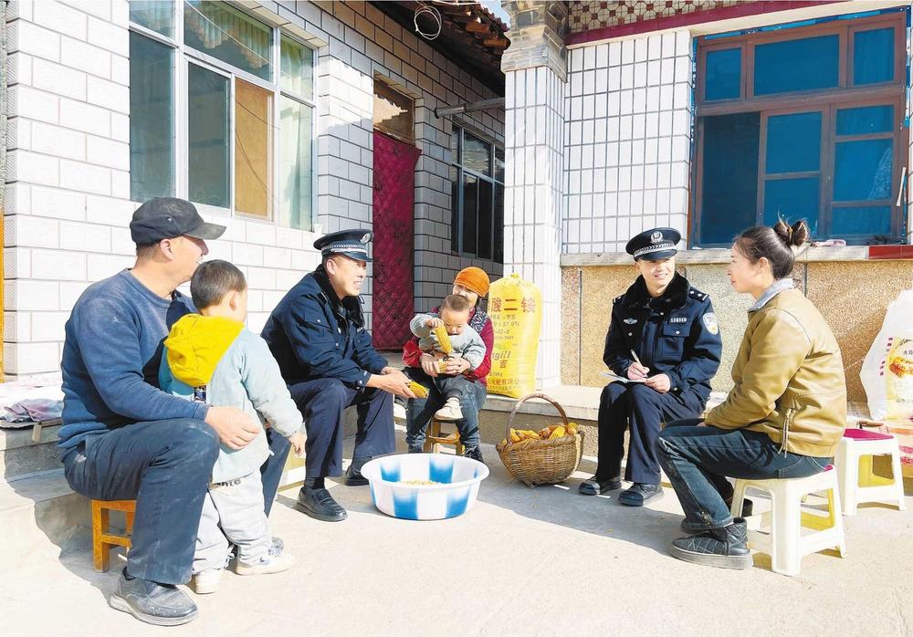 隴西縣公安局通安派出所民警上門(mén)訪民情