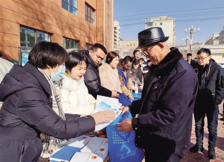 握住群眾的手 解決群眾的難 共謀發(fā)展的路