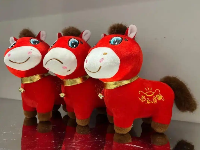 義烏工人縫反玩偶嘴角，“哭哭馬” 引爆情緒消費(fèi)