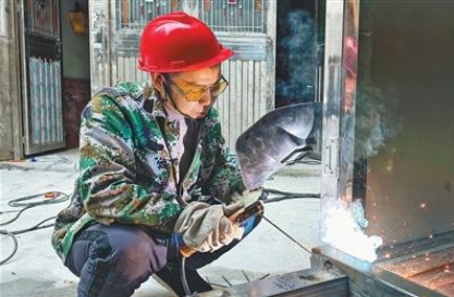 一次技能培訓(xùn)，讓脫貧戶(hù)老黎增收有底（關(guān)心困難群眾生產(chǎn)生活）