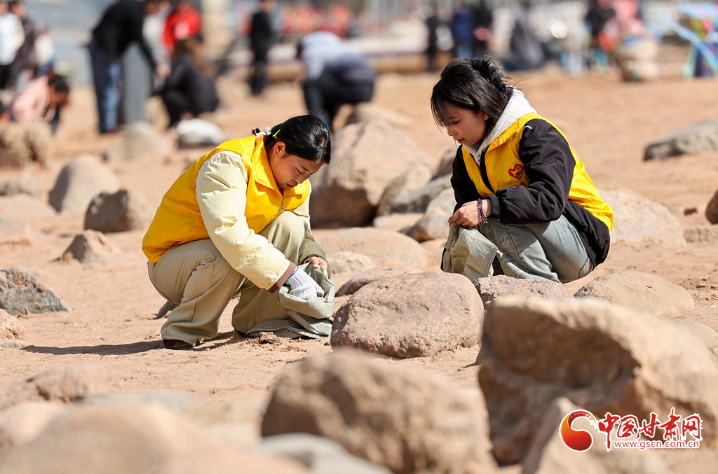 讓志愿紅點(diǎn)亮黃河岸線！蘭州開展保護(hù)母親河主題活動(dòng)