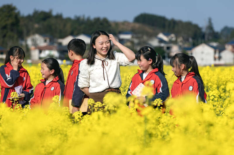 他們陪鄉(xiāng)村孩子 翻開(kāi)閱讀的第一頁(yè)